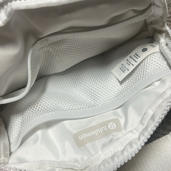 LULULEMON Wunder Puff White Everywhere Belt Bag NWT - Picture 4 of 4